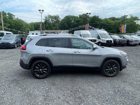 Used 2017 Jeep Cherokee Limited AWD/4WD image 4