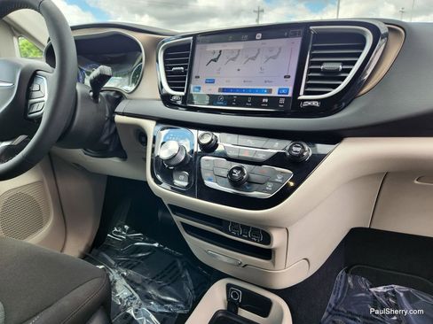 Used 2022 Chrysler Voyager LX image 43