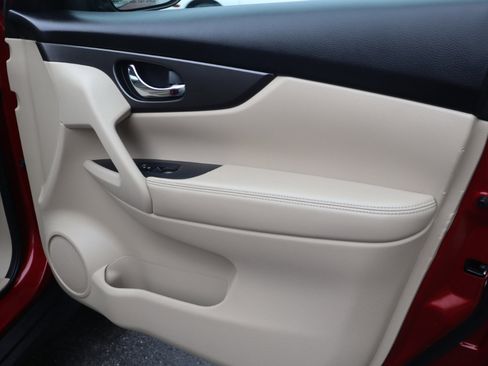 Used 2015 Nissan Rogue SV w/ SV Moonroof Package image 37