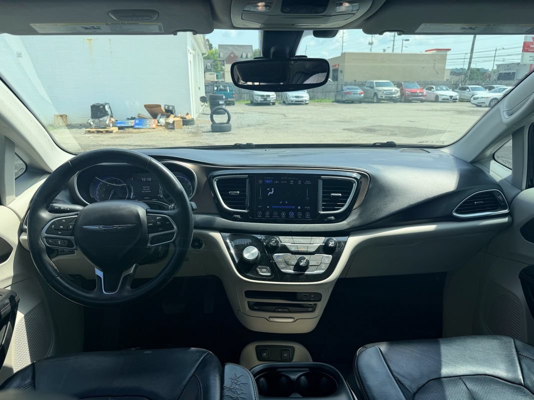 Used 2017 Chrysler Pacifica Touring-L Plus FWD image 17