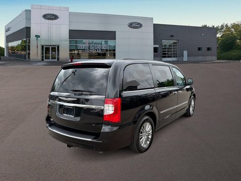 Used 2016 Chrysler Town & Country Touring-L w/ Driver Convenience Group FWD image 9