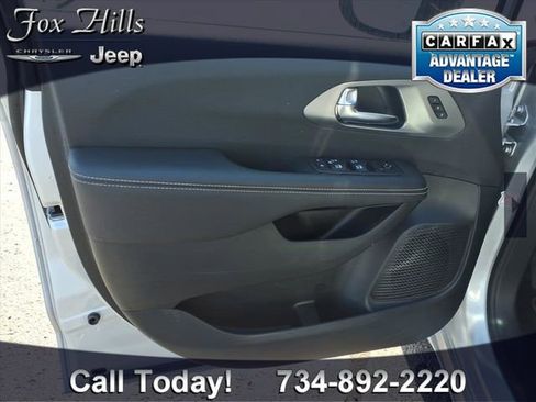 Used 2026 Chrysler Pacifica Select image 14