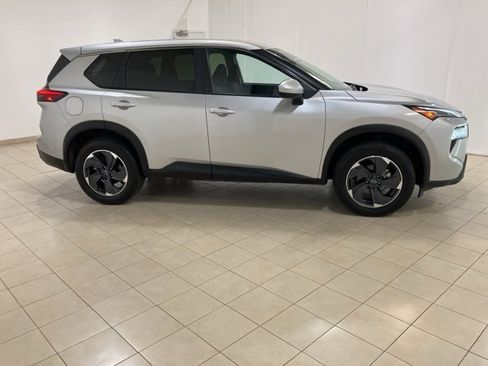 Used 2024 Nissan Rogue SV image 6