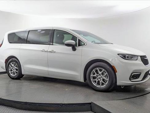 Used 2023 Chrysler Pacifica Touring-L FWD image 11