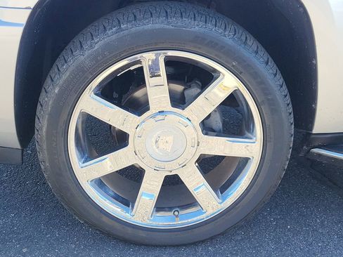 Used 2010 Cadillac Escalade Luxury image 17