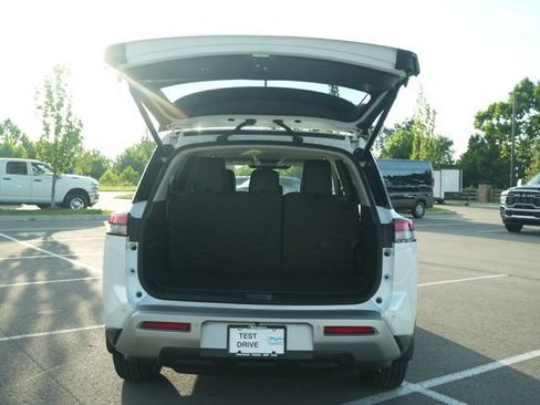 Used 2025 Nissan Pathfinder SL AWD/4WD image 17