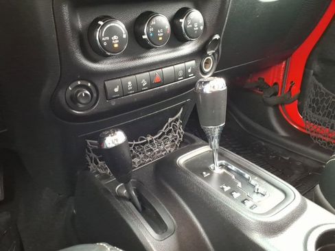 Used 2015 Jeep Wrangler Unlimited Sahara image 21