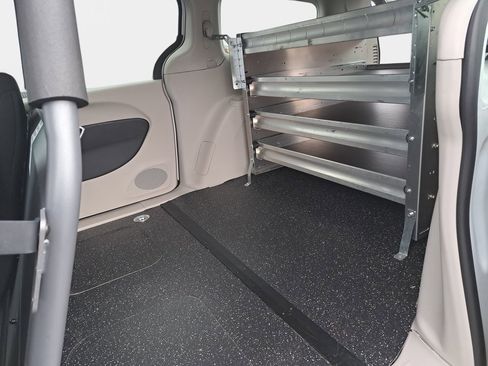 Used 2023 Chrysler Voyager LX image 15