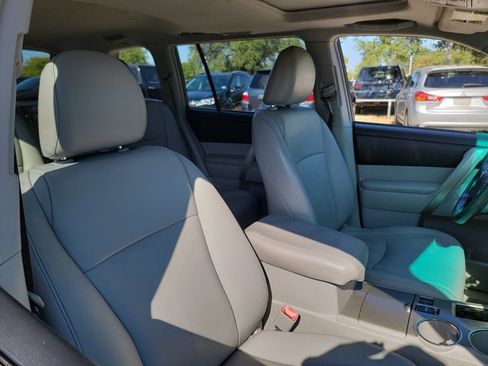 Used 2013 Toyota Highlander SE FWD image 12