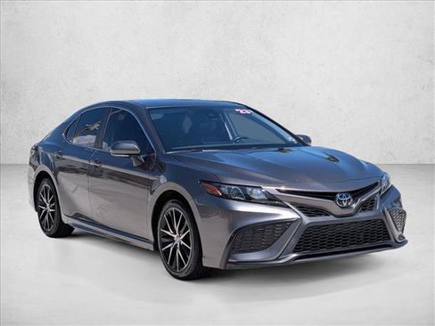 Used 2023 Toyota Camry SE FWD image 3