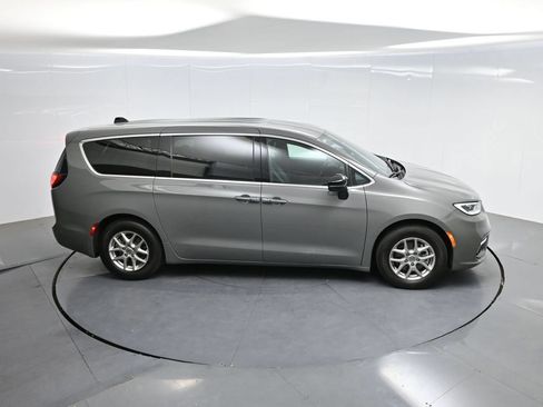 Used 2025 Chrysler Pacifica Select FWD image 59