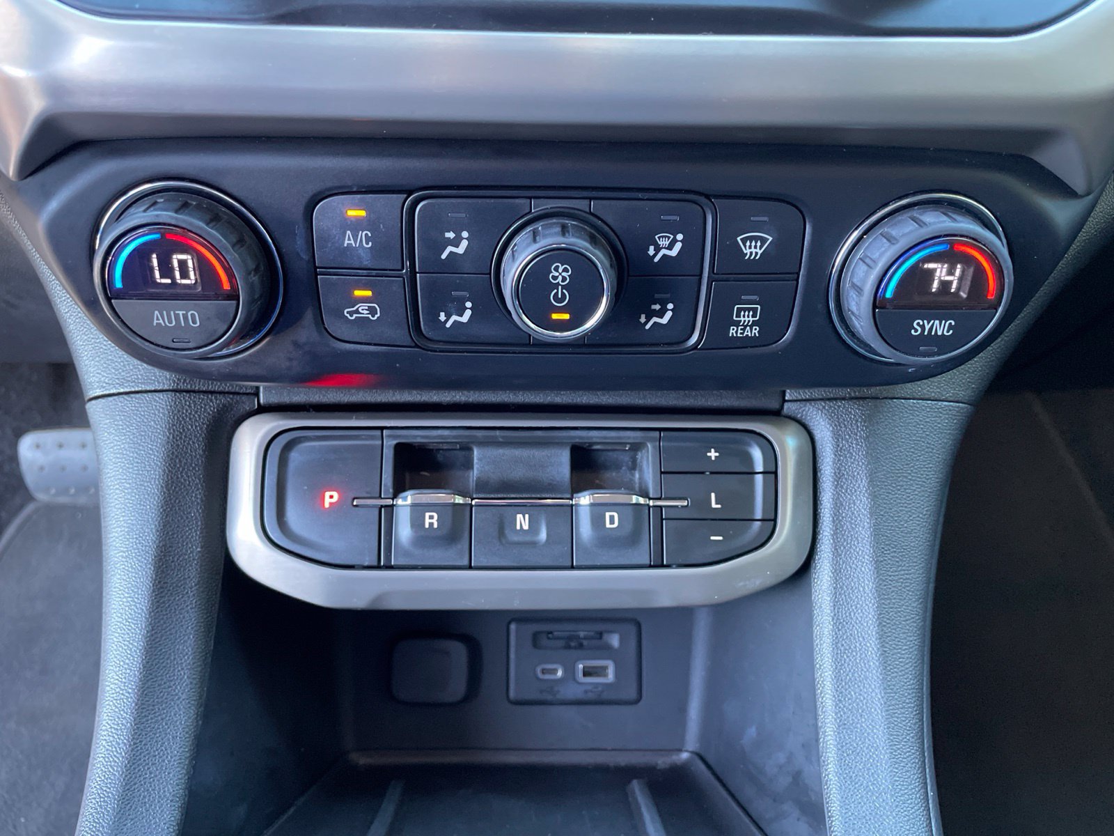 Used 2021 GMC Acadia Denali w/ Denali Technology Package FWD image 30