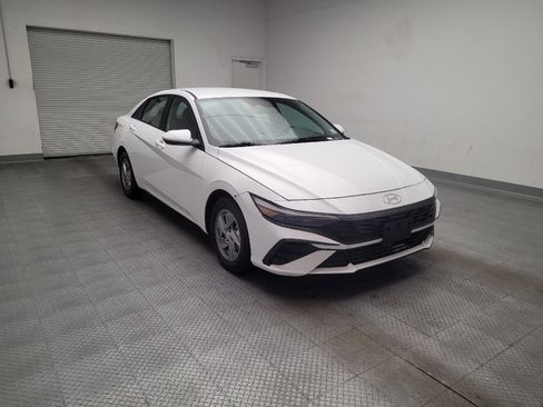 Used 2024 Hyundai Elantra SE FWD image 13