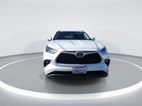 Used 2022 Toyota Highlander XLE image 3