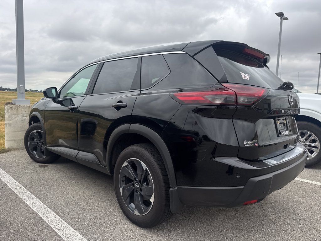 Used 2025 Nissan Rogue SV w/ SV Premium Package FWD image 7