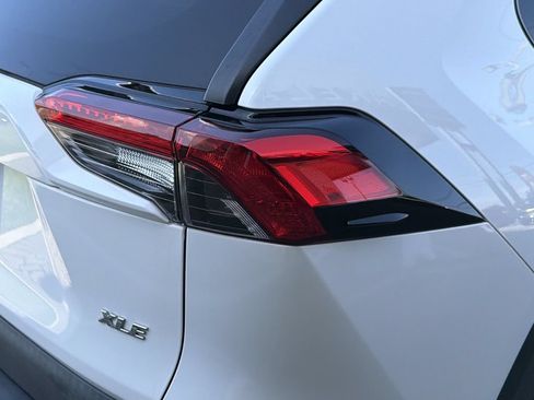Used 2021 Toyota RAV4 XLE w/ Convenience Package FWD image 10