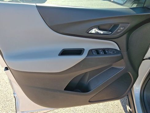 Used 2020 Chevrolet Equinox LS image 9
