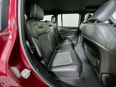 Used 2024 Jeep Grand Cherokee Altitude image 27