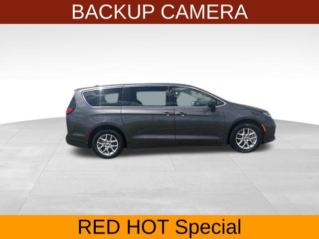 Used 2023 Chrysler Pacifica Touring-L FWD image 8