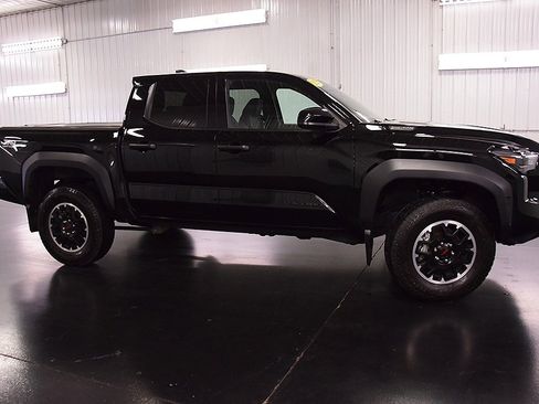 Used 2025 Toyota Tacoma TRD Sport image 9