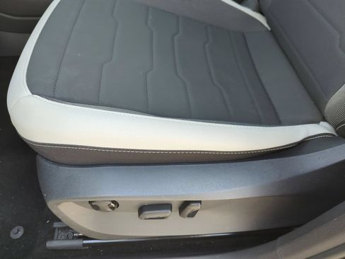 Used 2025 Volkswagen Taos SE FWD image 29