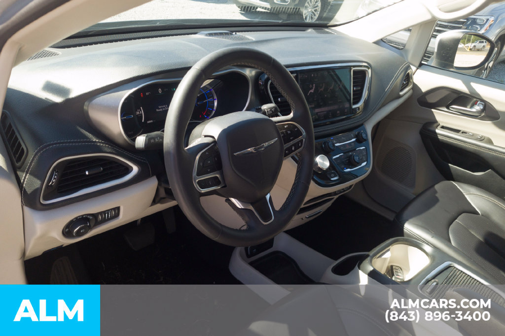 Used 2023 Chrysler Pacifica Touring-L FWD image 5