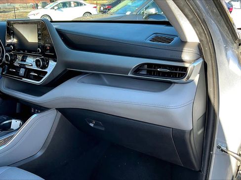 Used 2022 Toyota Highlander Limited image 18