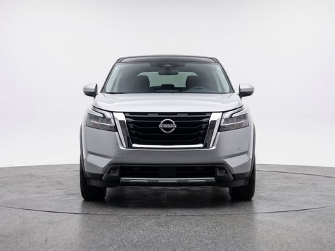Used 2025 Nissan Pathfinder SV FWD image 2