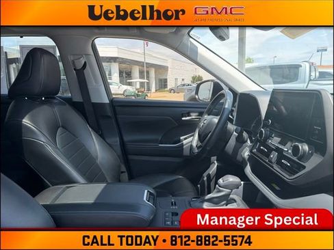 Used 2023 Toyota Highlander XLE FWD image 2