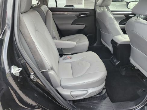 Used 2022 Toyota Highlander Limited image 24