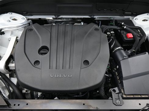 Used 2023 Volvo XC60 B5 Plus w/ Protection Package Premier image 17