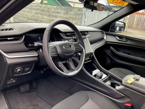 Used 2025 Jeep Grand Cherokee Laredo X w/ Luxury Tech Group I image 13