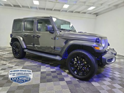 Used 2025 Jeep Wrangler Unlimited Sahara AWD/4WD image 8