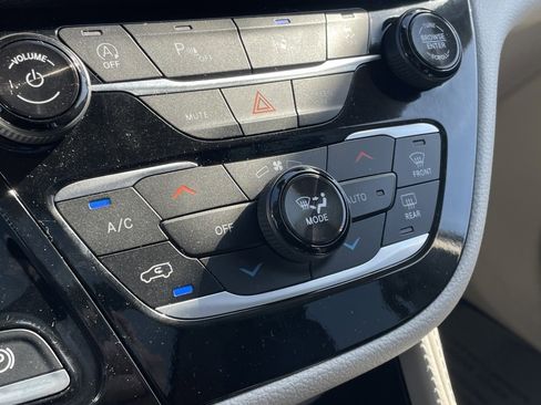 Used 2024 Chrysler Pacifica Limited image 18