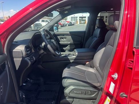 Used 2025 Honda Pilot TrailSport image 2