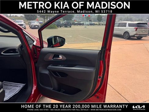 Used 2025 Chrysler Pacifica Select AWD/4WD image 37
