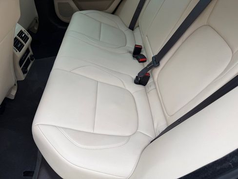 Used 2018 Jaguar XF Premium image 17