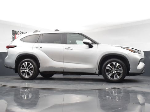 Used 2024 Toyota Highlander XLE AWD/4WD image 32