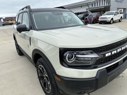 Used 2025 Ford Bronco Sport Outer Banks w/ Outer Banks Tech Package+ AWD/4WD image 3