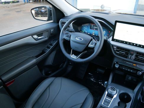 Used 2025 Ford Escape SE w/ PHEV Premium Package image 9