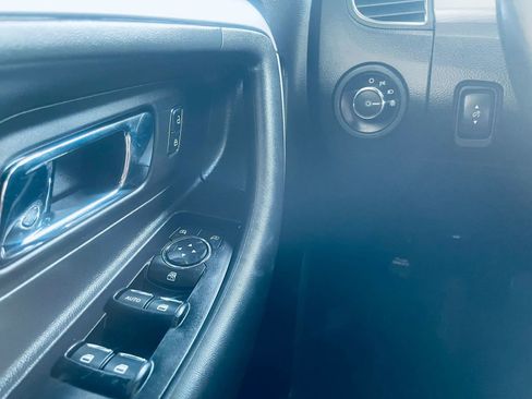 Used 2013 Ford Taurus SEL FWD image 20