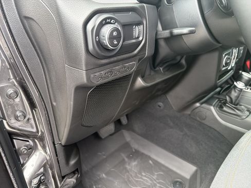 Used 2025 Jeep Gladiator Sport AWD/4WD image 31