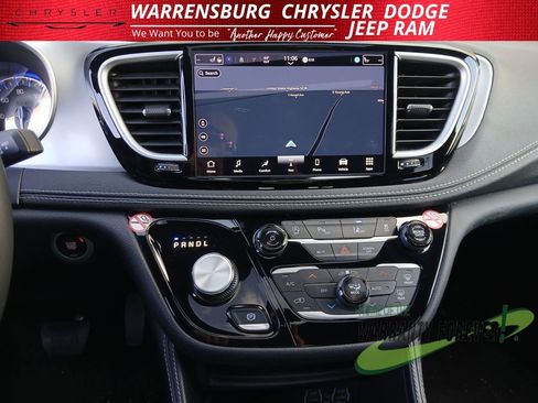 Used 2025 Chrysler Pacifica Limited image 22