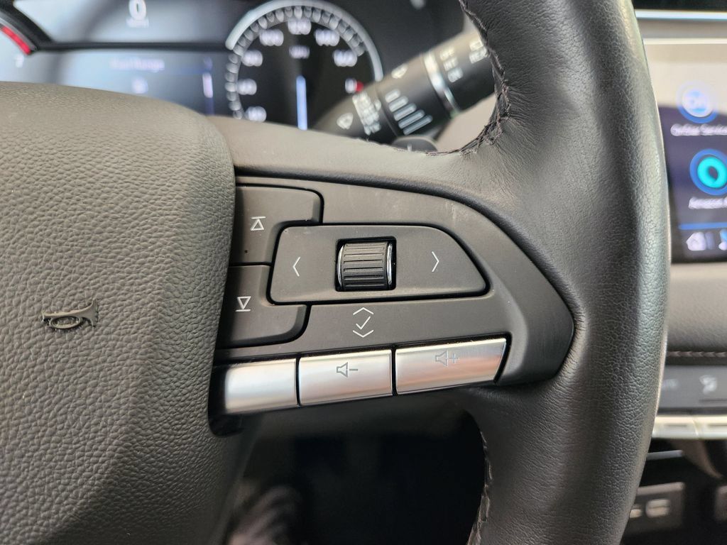 Used 2023 Cadillac XT4 Luxury w/ Cold Weather Package FWD image 29