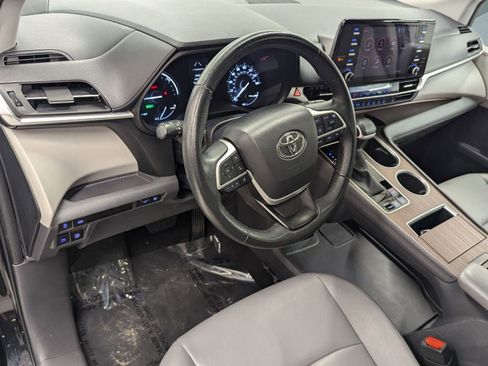 Used 2023 Toyota Sienna XLE image 3