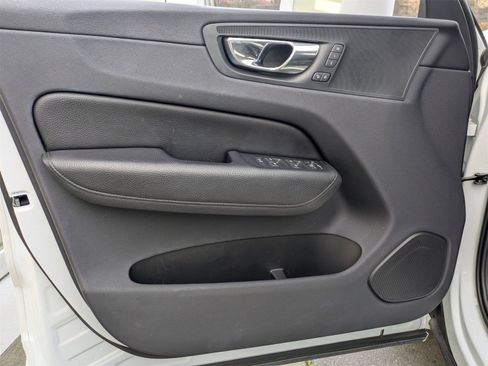 Used 2019 Volvo XC60 T5 Momentum w/ Premium Package image 16