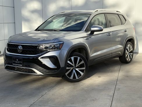 Used 2022 Volkswagen Taos SE image 2