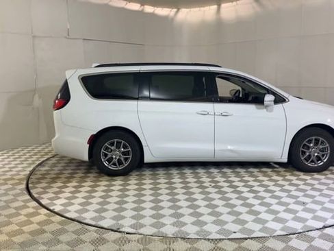 Used 2021 Chrysler Pacifica Touring w/ Cold Weather Group image 9