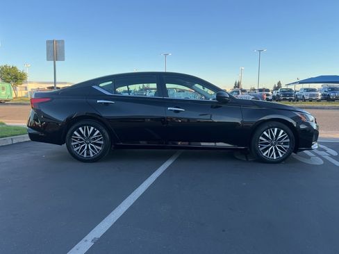 Used 2025 Nissan Altima 2.5 SV FWD image 9