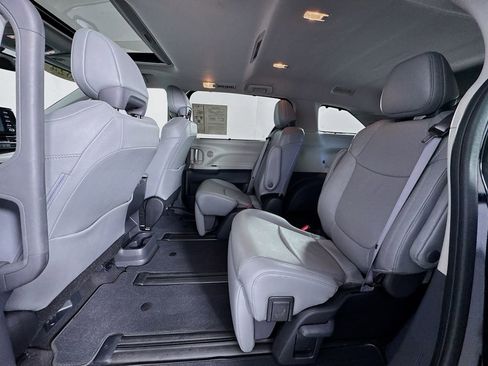 Used 2024 Toyota Sienna Limited image 23